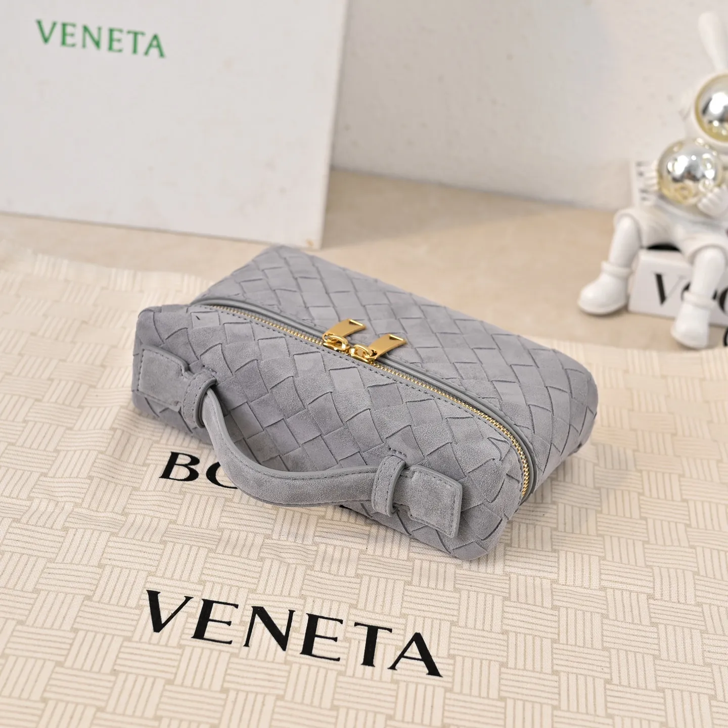 #BV’s new Vanity Case suede cosmetic bag🎈 is a super practical and stylish cosmetic bag [Fireworks], using the brand’s most classic cowhide weaving, with two-way zipper opening and closing, the overall style is retro and elegant, the top handle can be adjusted at will, the shoulder strap can be adjusted at will, the hand-held elegant temperament, cross-body casual and casual, unlocking various concave shape scenes🎬 Model: 9109 Size: 22x12.5x5 P1360